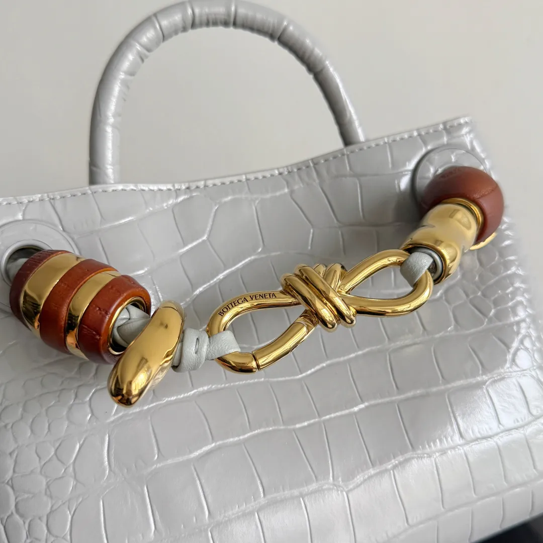 Batch 2880 BOTTEGA VENETA crocodile leather mini andiamo is paired with a four-piece oak hardware set, making the entire bag more layered. As a classic model of the BV family, each innovation brings different surprises to fans. There are three ways to carry it with different makeup. Crocodile skin is called the gold in leather and is famous for its top luxury and rarity. During use, the luster of the crocodile skin will not fade or fade with time. No matter how long it is used, it will still remain new. And because each crocodile skin is different, the effect of each crocodile leather bag is different. Style number: 777614+wood hardware Size: 22*15.5*9cm